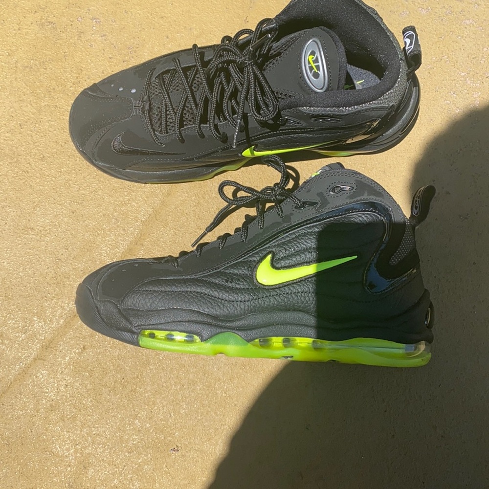 Nike hi top air uptempo